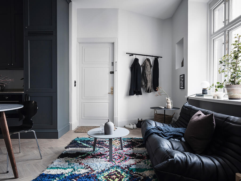 A Scandinavian Studio Apartment Decorated In Blue Tones