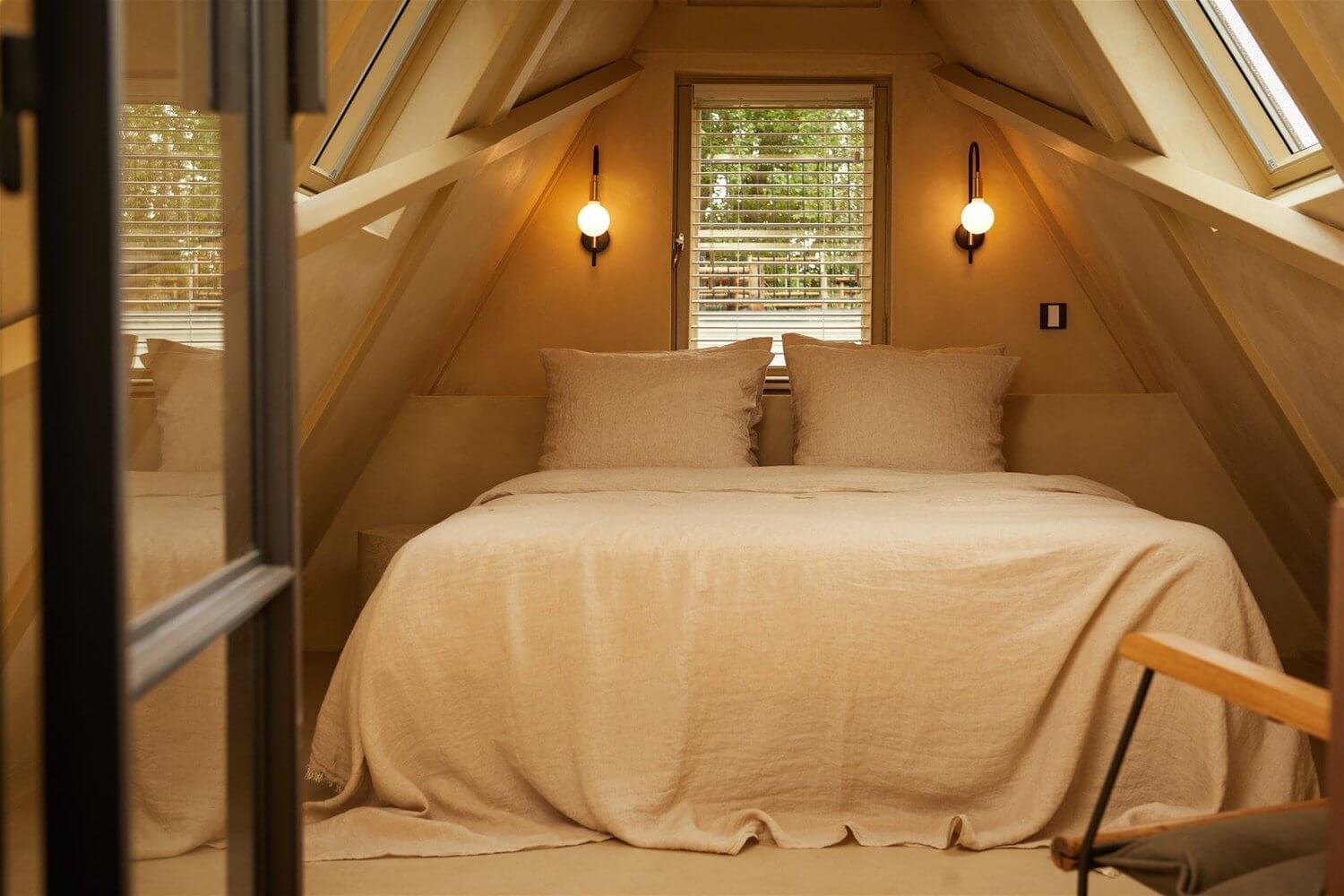 natural-attic-bedroom