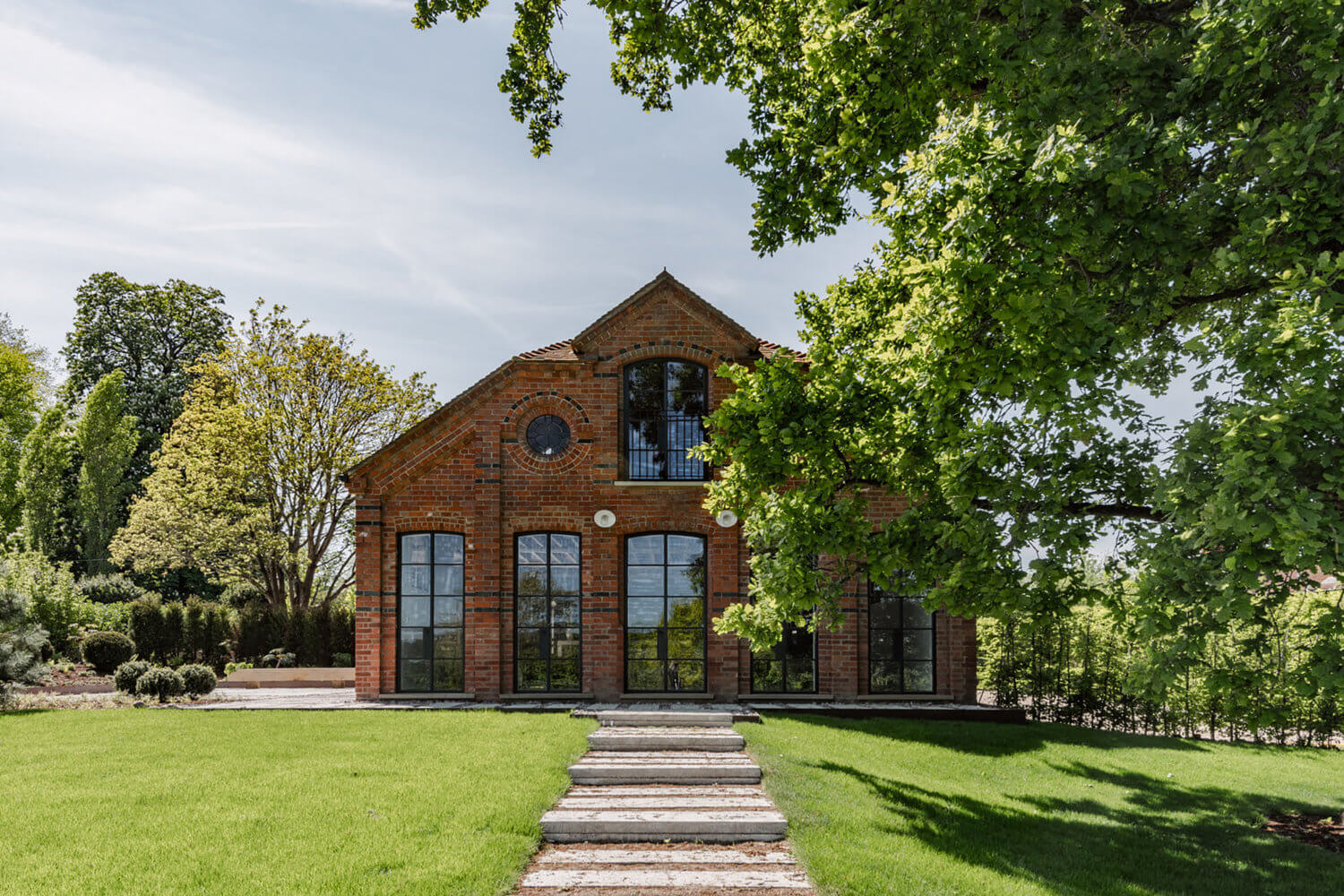 An Industrial Barn Conversion In The English Countryside