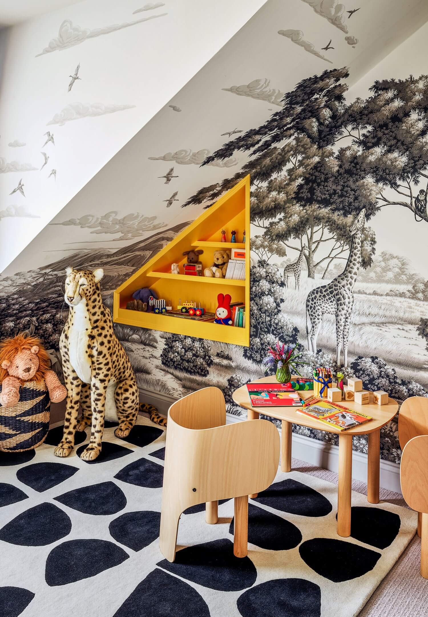 colorful london home de gournay wallpaper nordroom9 A Colorful London Home with De Gournay Wallpaper in Every Room