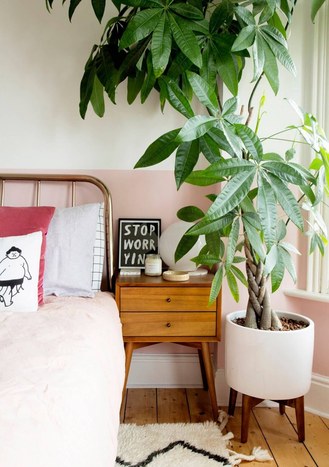 bedroom-two-tone-accent-wall-white-light-pink-plants-nordroom