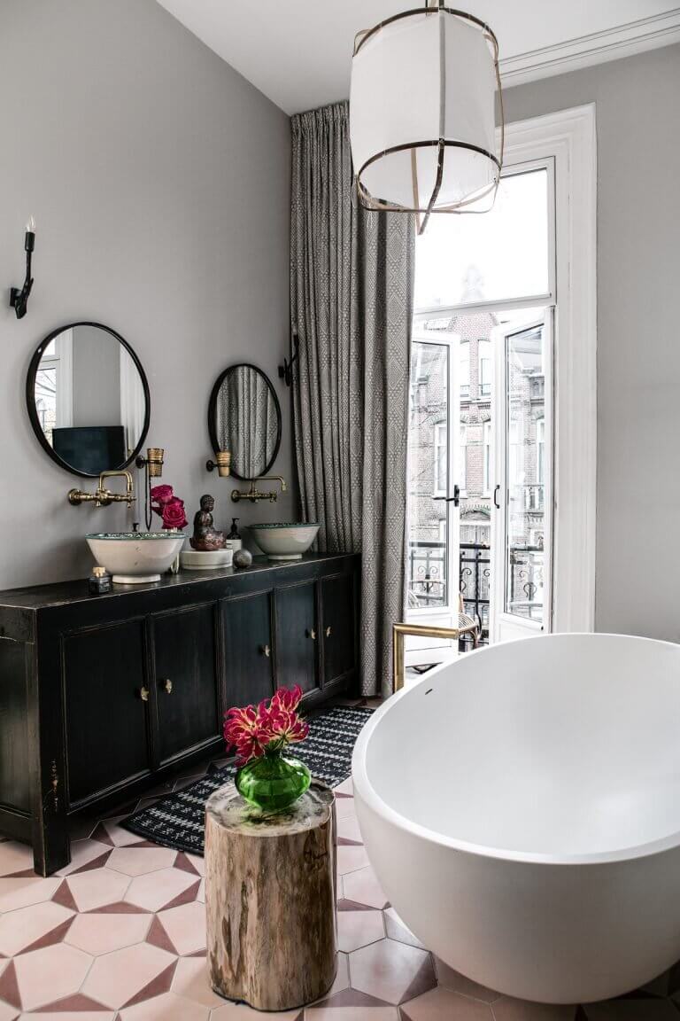 17 Ways to Decorate With Black in the Bathroom