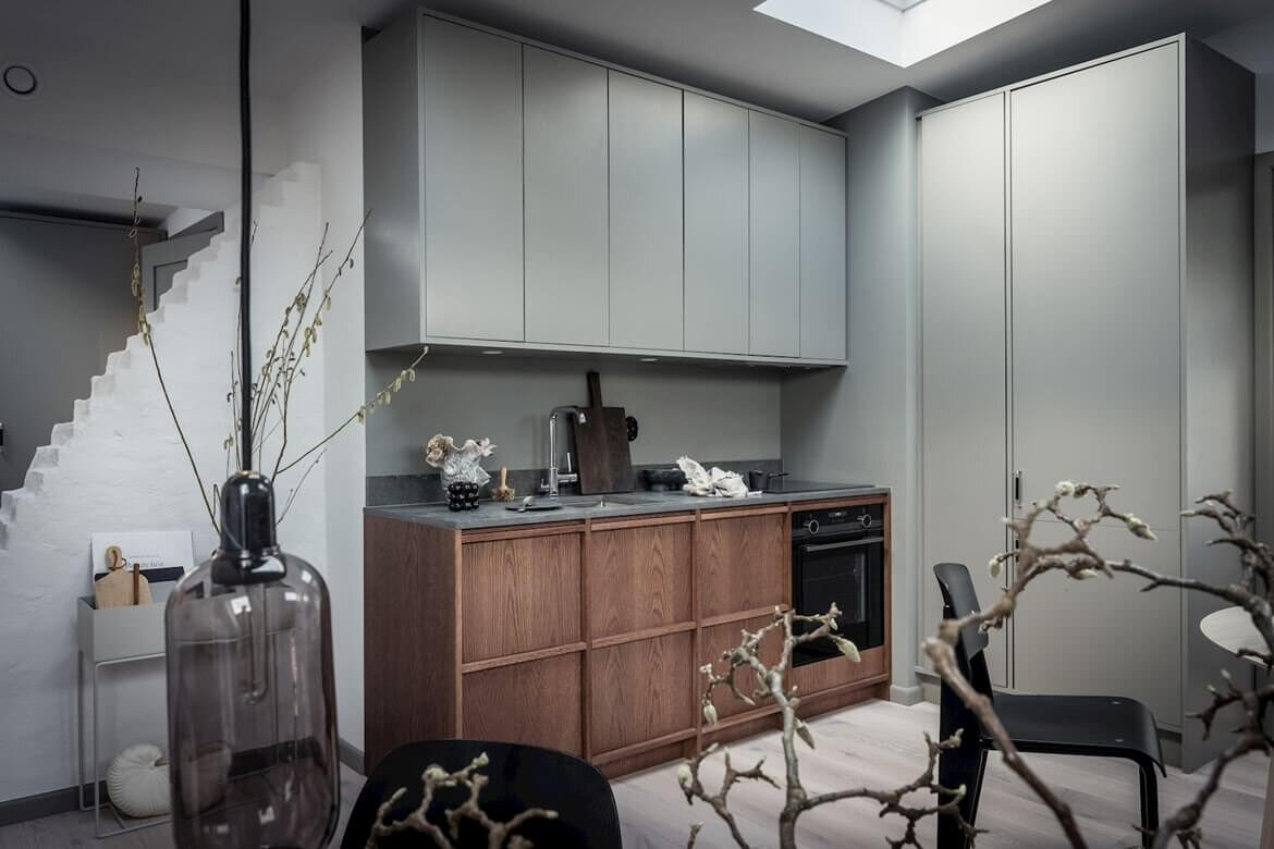 modern-kitchen-blue-cabinets-wooden-upper-cabinets-london-townhouse-nordrom