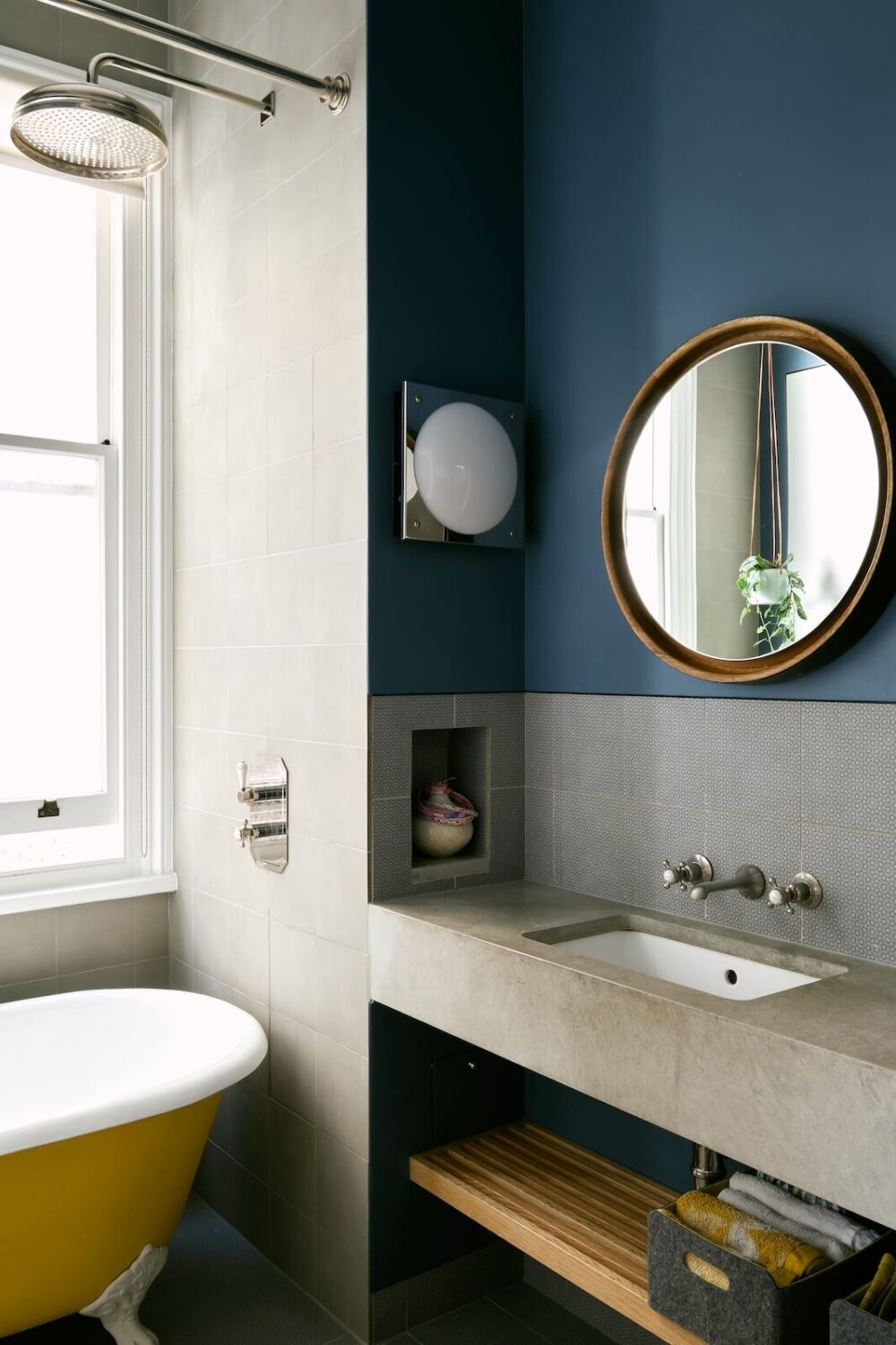 bathroom with blue wall and yellow bath nordroom