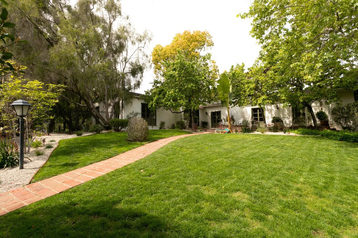hollywood hills home matt helders zooey deschanel mark ruffalo nordroom40 A Lovely Hollywood Hills Home with a Celebrity History