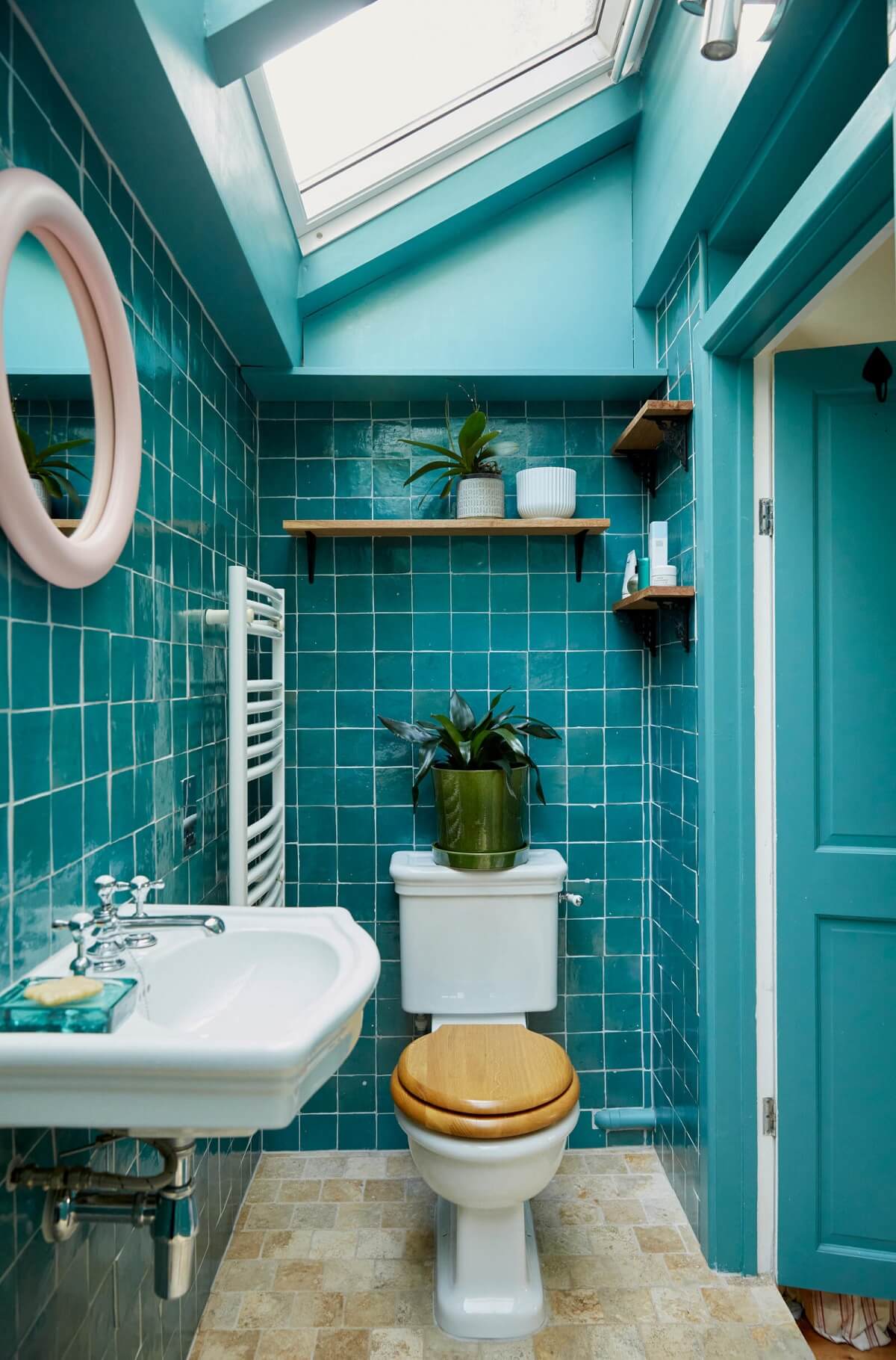 40+ Colorful Bathrooms That Will Spruce Up Your Home - The Nordroom