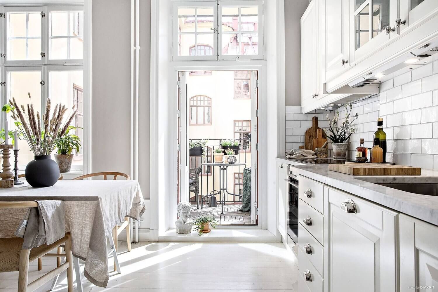 ASereneLightGreyWhiteStockholmApartment TheNordroom5 A Serene Light Grey & White Stockholm Apartment