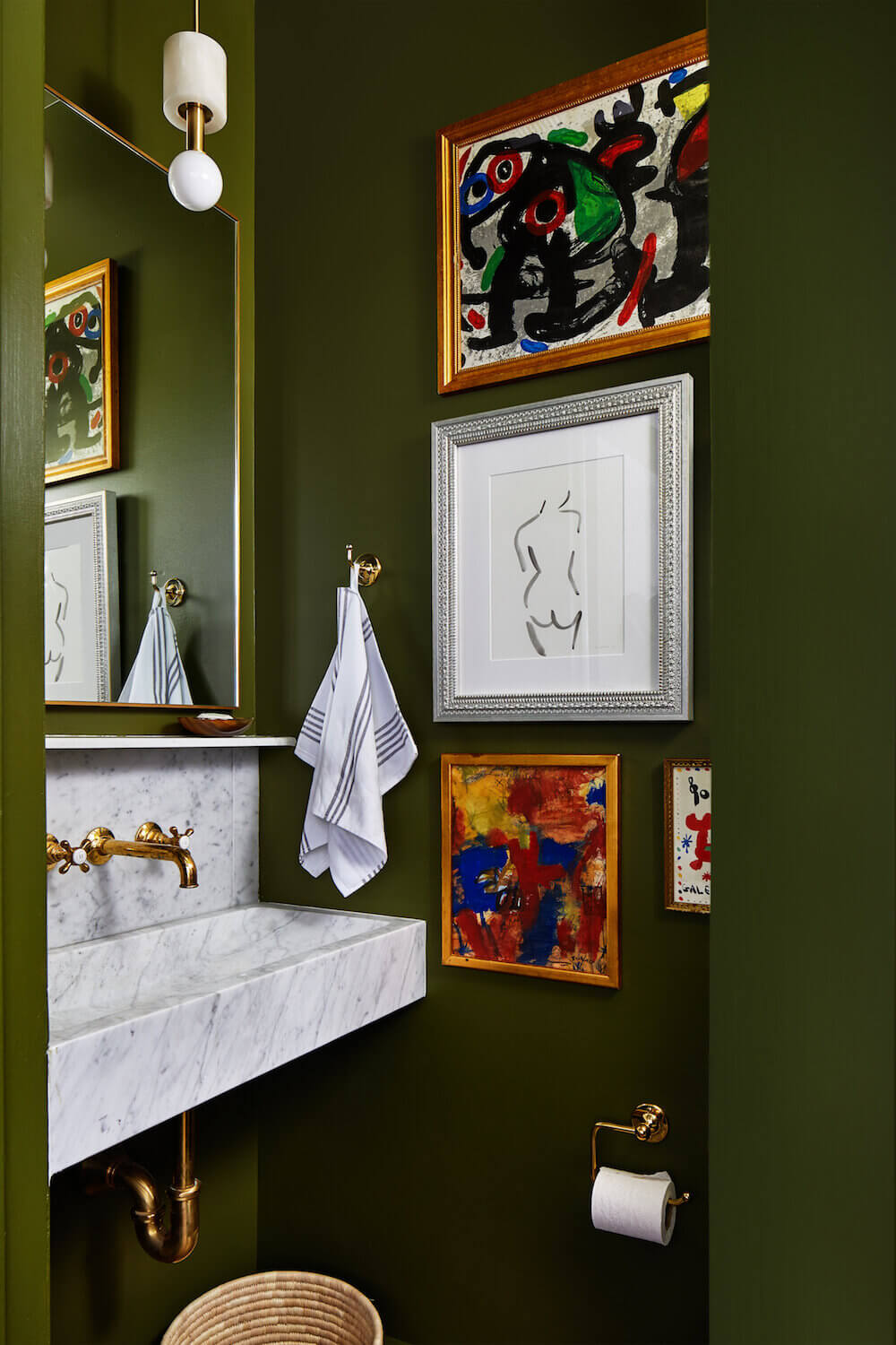 AnEclecticTownhousewithColorfulTouches TheNordroom9 An Eclectic Washington Townhouse with Colorful Touches