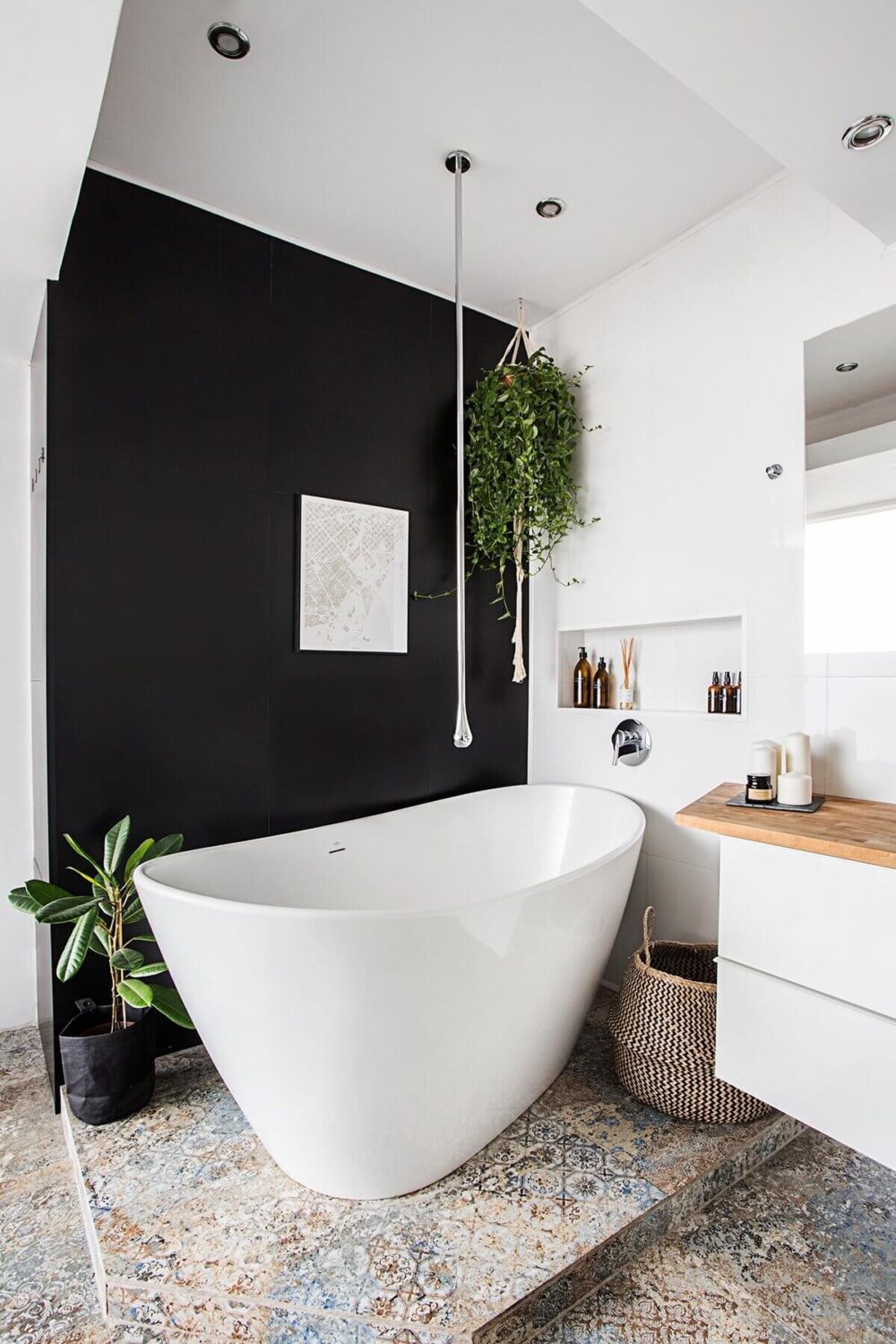 17 Ways to Decorate With Black in the Bathroom