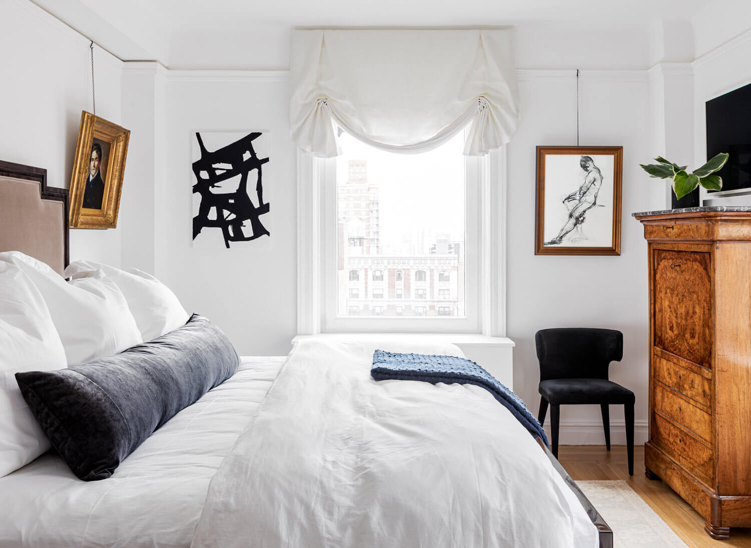 monochrome new york apartment paris vibe nordroom11 A Monochrome New York Apartment with Parisian Vibe