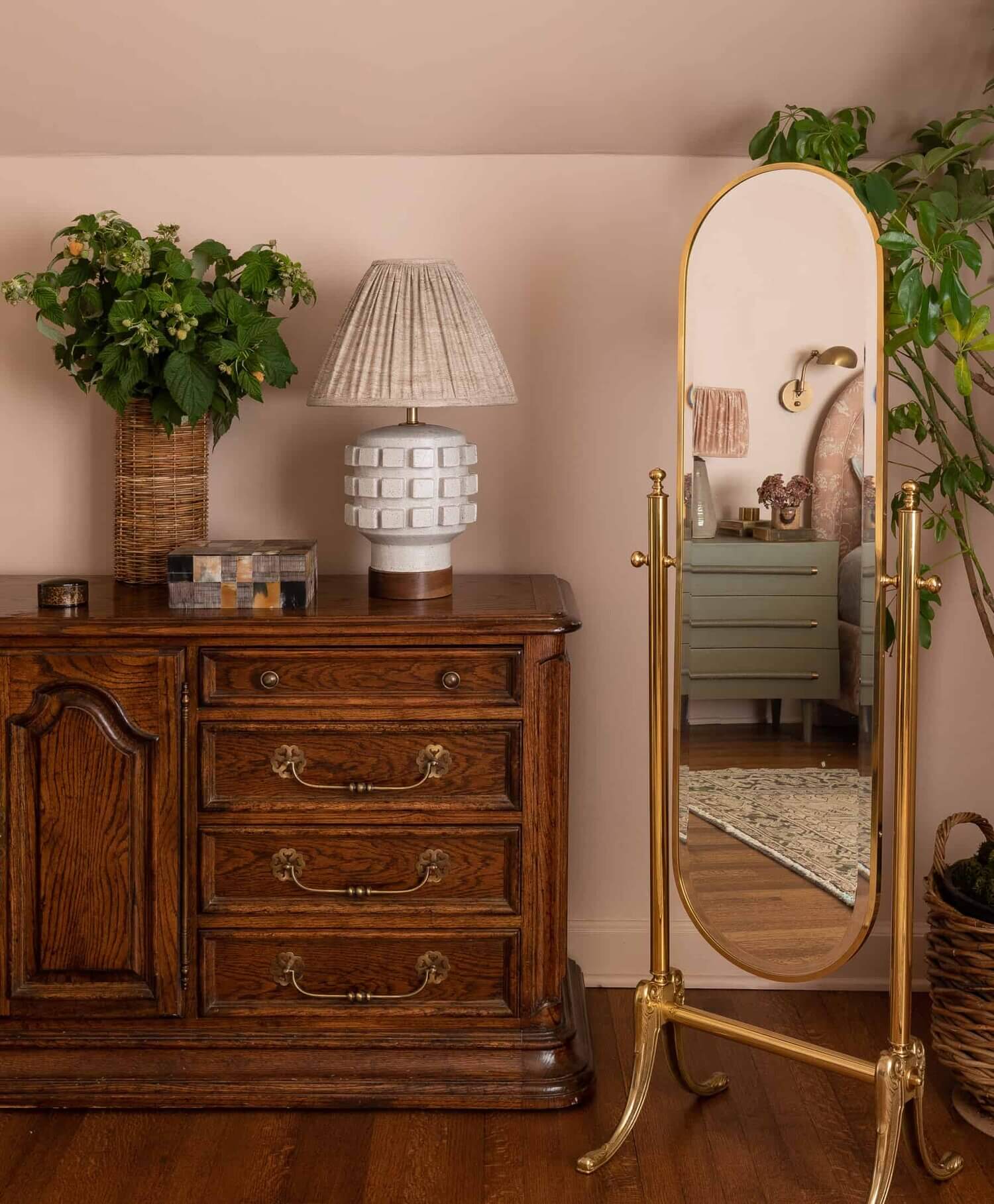BlushpinkbedroomindesignerHeidiCailliersWashingtonhome TheNordroom2 Soothing Colors in Designer Heidi Caillier's Eclectic Washington Home
