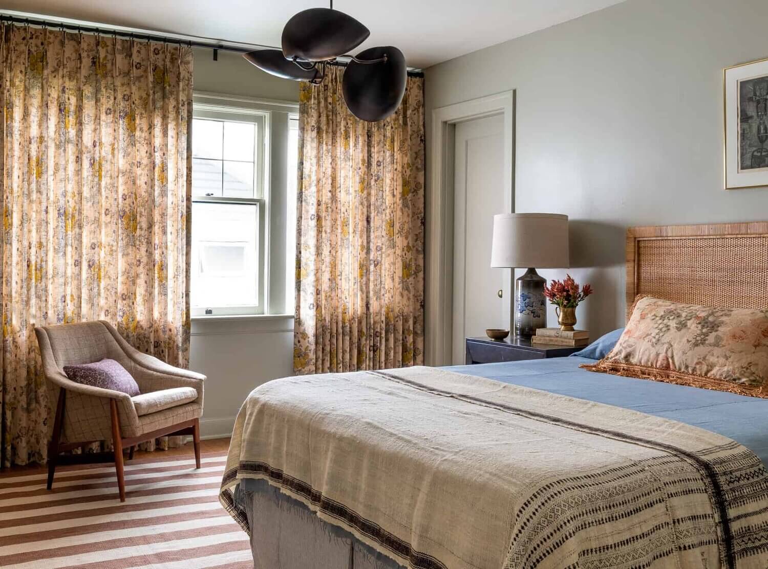 EclecticlayeredBritish stylebedroominHeidiCailliersWashingtonhome TheNordoom Soothing Colors in Designer Heidi Caillier's Eclectic Washington Home