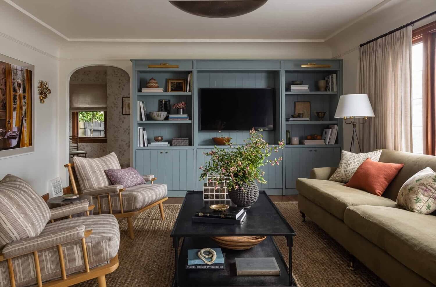 Livingroomwithbluebuilt incabinetsandjuterugindesignerHeidiCailliersWashingtonHome TheNordroom Soothing Colors in Designer Heidi Caillier's Eclectic Washington Home