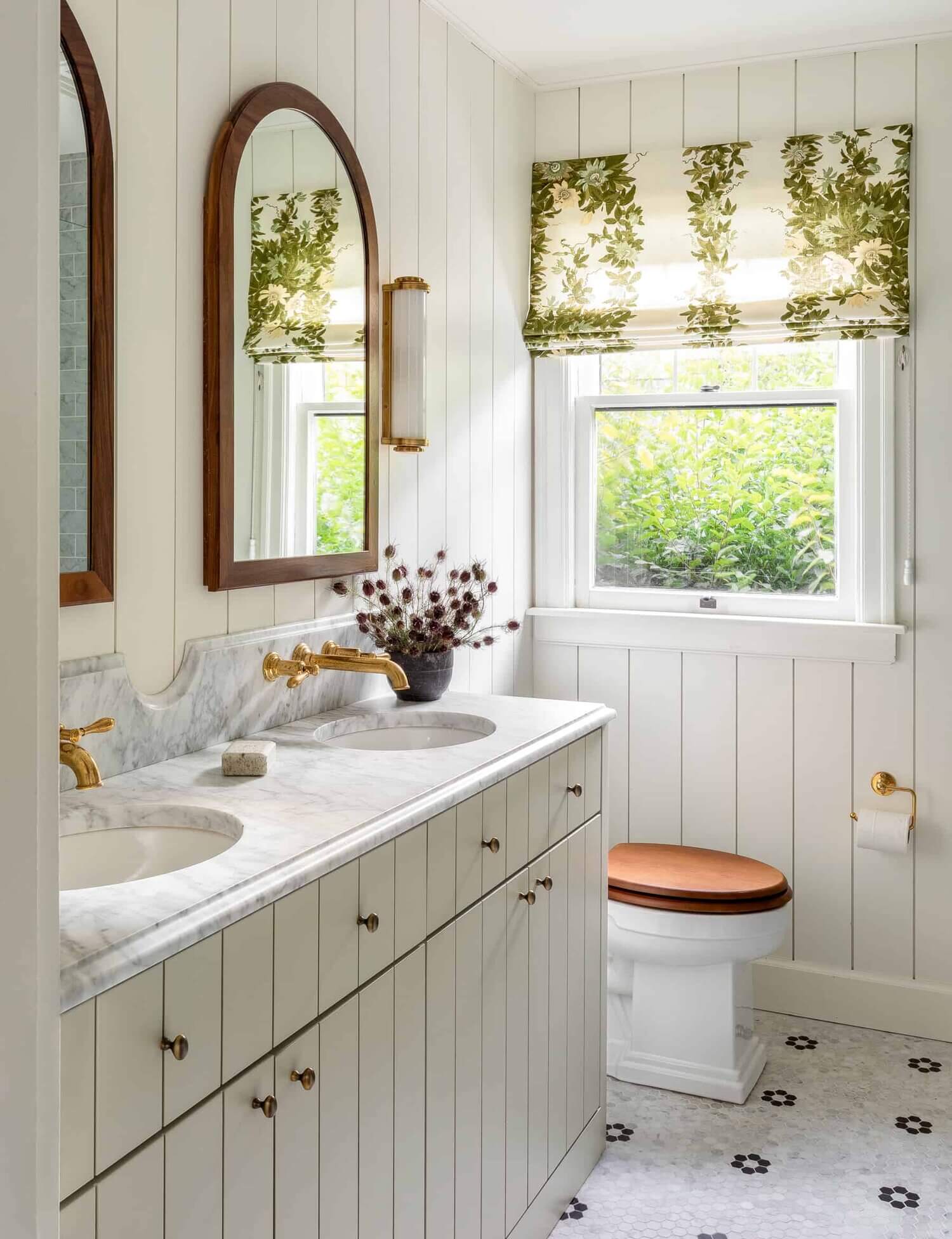 WhitepaneledbathroomwithleafrollingcurtainindesignersHeidiCailliersWashingtonhome TheNordroom Soothing Colors in Designer Heidi Caillier's Eclectic Washington Home