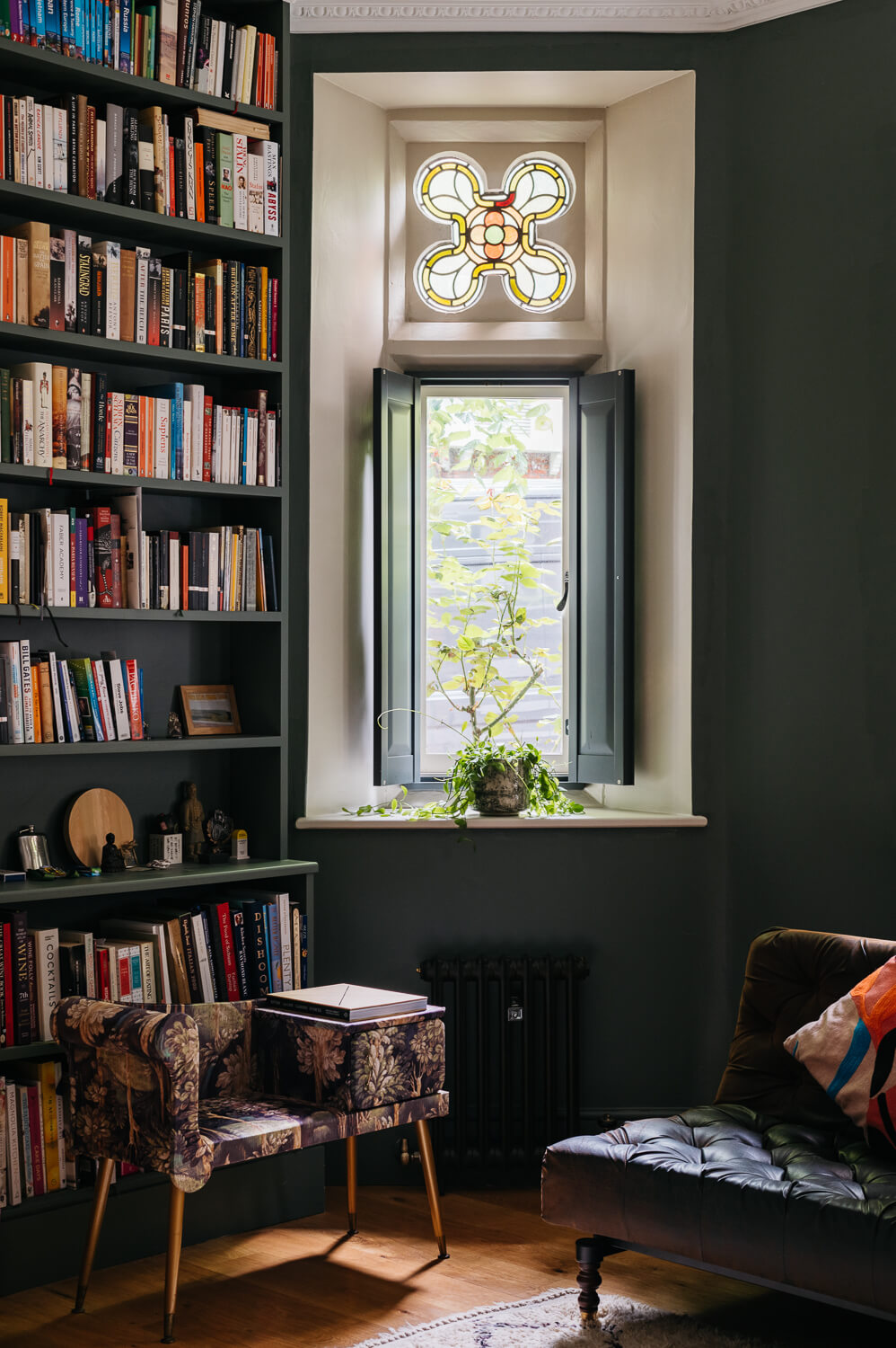 tiny-reading-nook-dark-green-walls-bookcase-nordroom