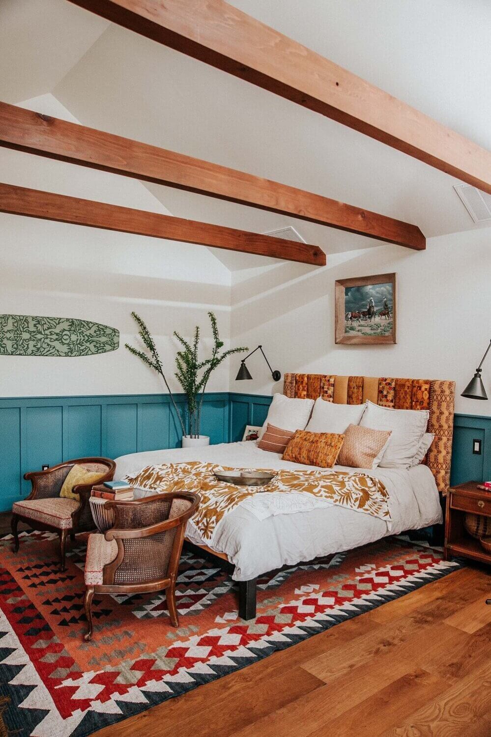 AVbrantGuesthouseWithCopperKitchenandVintageDecorDesignedbyClaireThomasTheNordroom Великолепные идеи комбинации гостиной и спальни (советы по планировке + стиль)