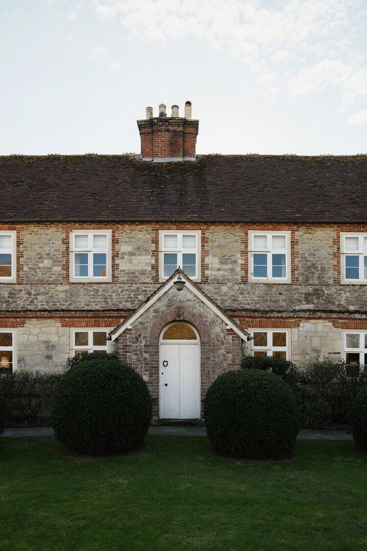 HunstonManorHouseARenovated17th CenturyPropertyinWestSussex TheNordroom26grid Hunston Manor House: A Renovated 17th-Century Property in West Sussex