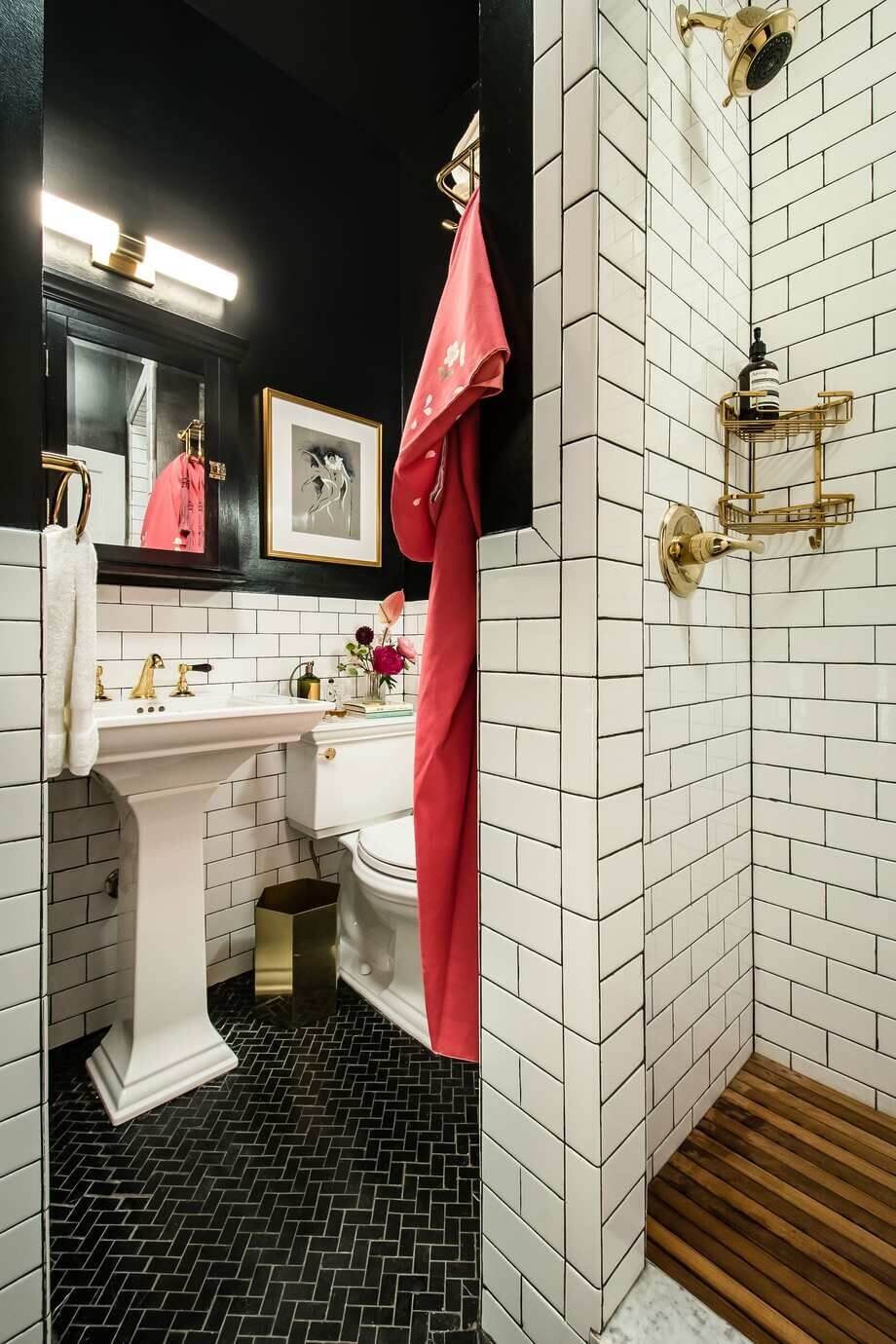 Blackbathroomwithwhitesubwaytiles TheNordroom Paint it Black: Black Interior and Exterior Design Ideas