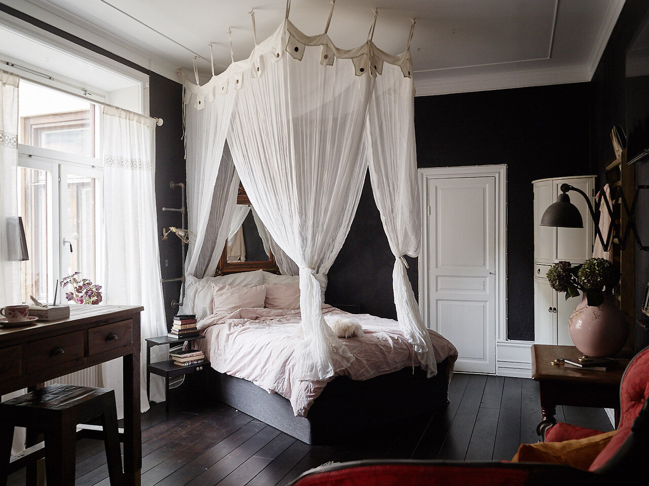 PaintitBlack DarkInteriorandExteriorDesignIdeas BlackBedrooms TheNordroom Paint it Black: Black Interior and Exterior Design Ideas