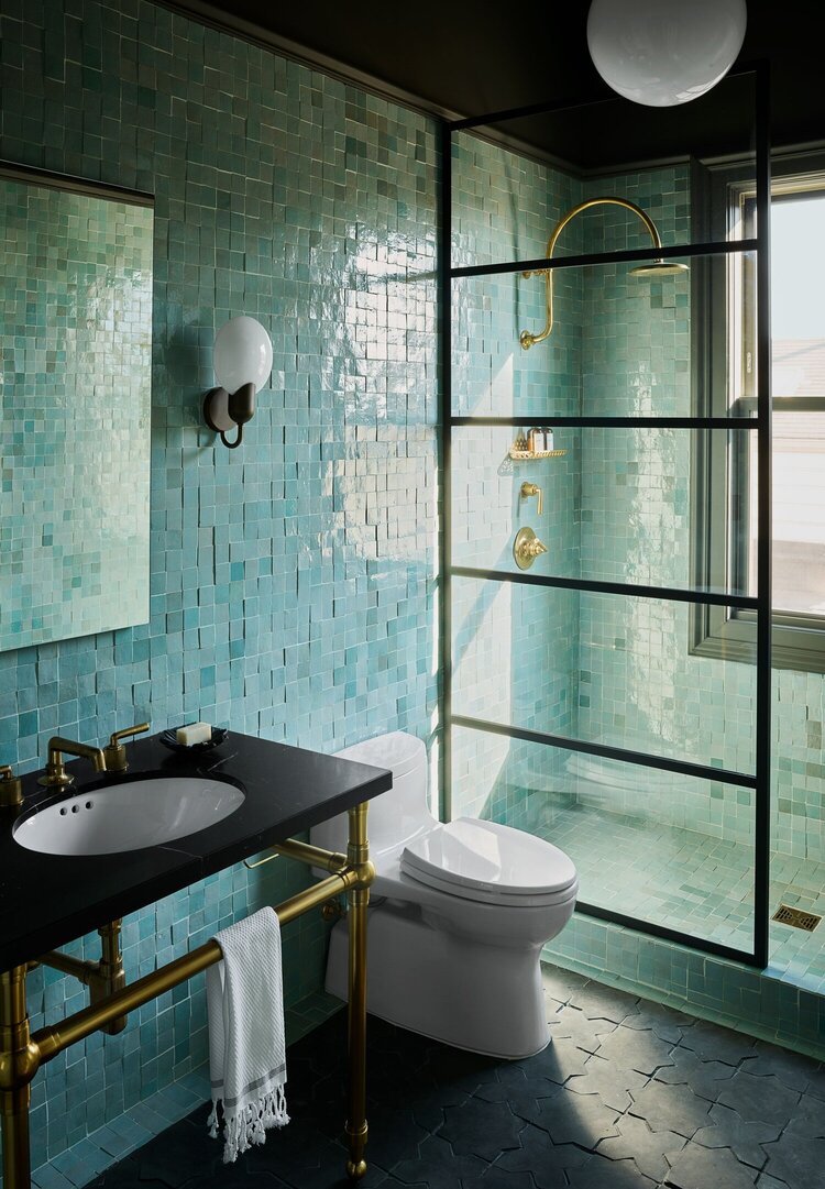 bathroom-black-ceiling-blue-tiles-nordroom