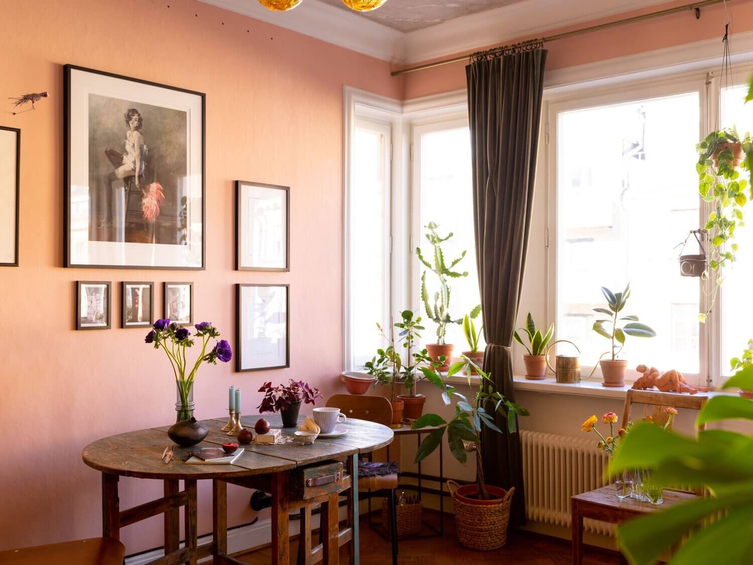 A+Pink+Studio+Apartment+With+Grey+Kitchen+-+The+Nordroom