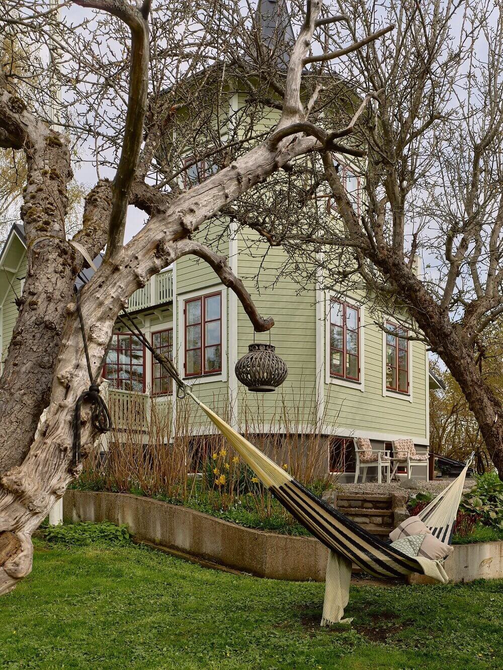 idyllic-swedish-house-tower-room-nordroom