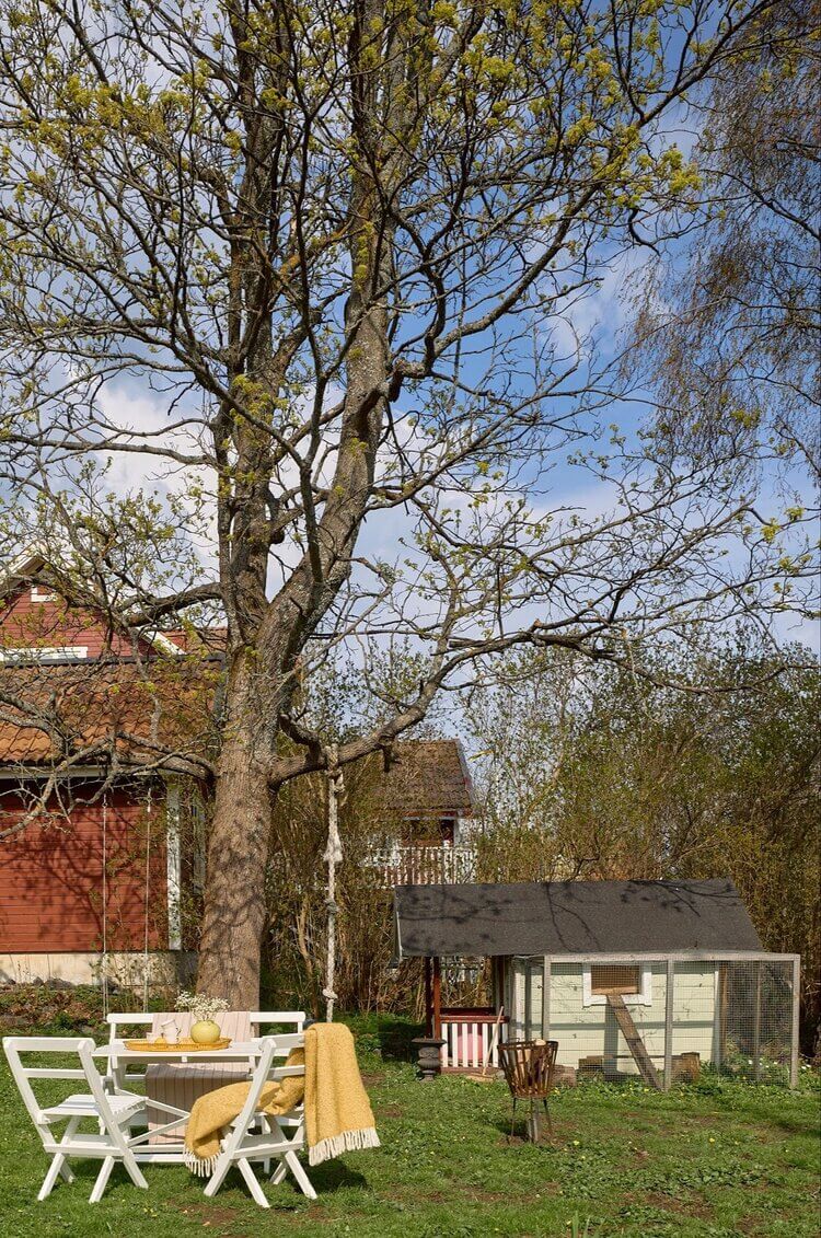 idyllic-swedish-house-tower-room-nordroom