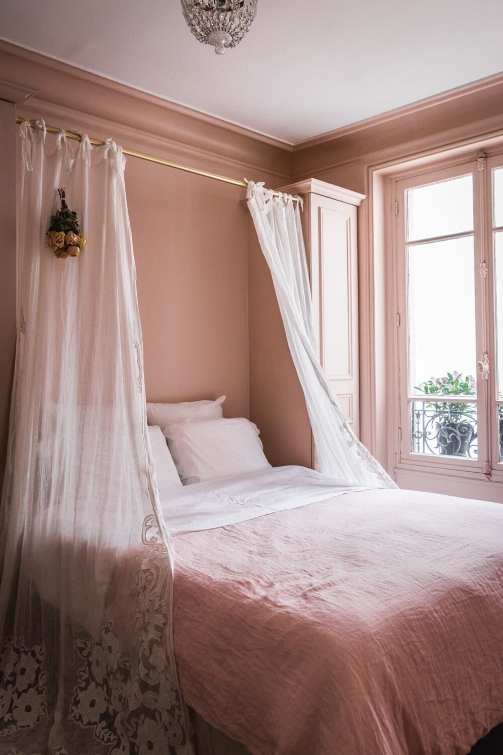 pink-vintage-bedroom-paris-apartment-nordroom