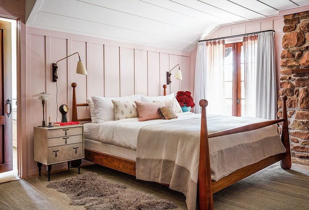bedroom-anne-hathaway-pink-walls