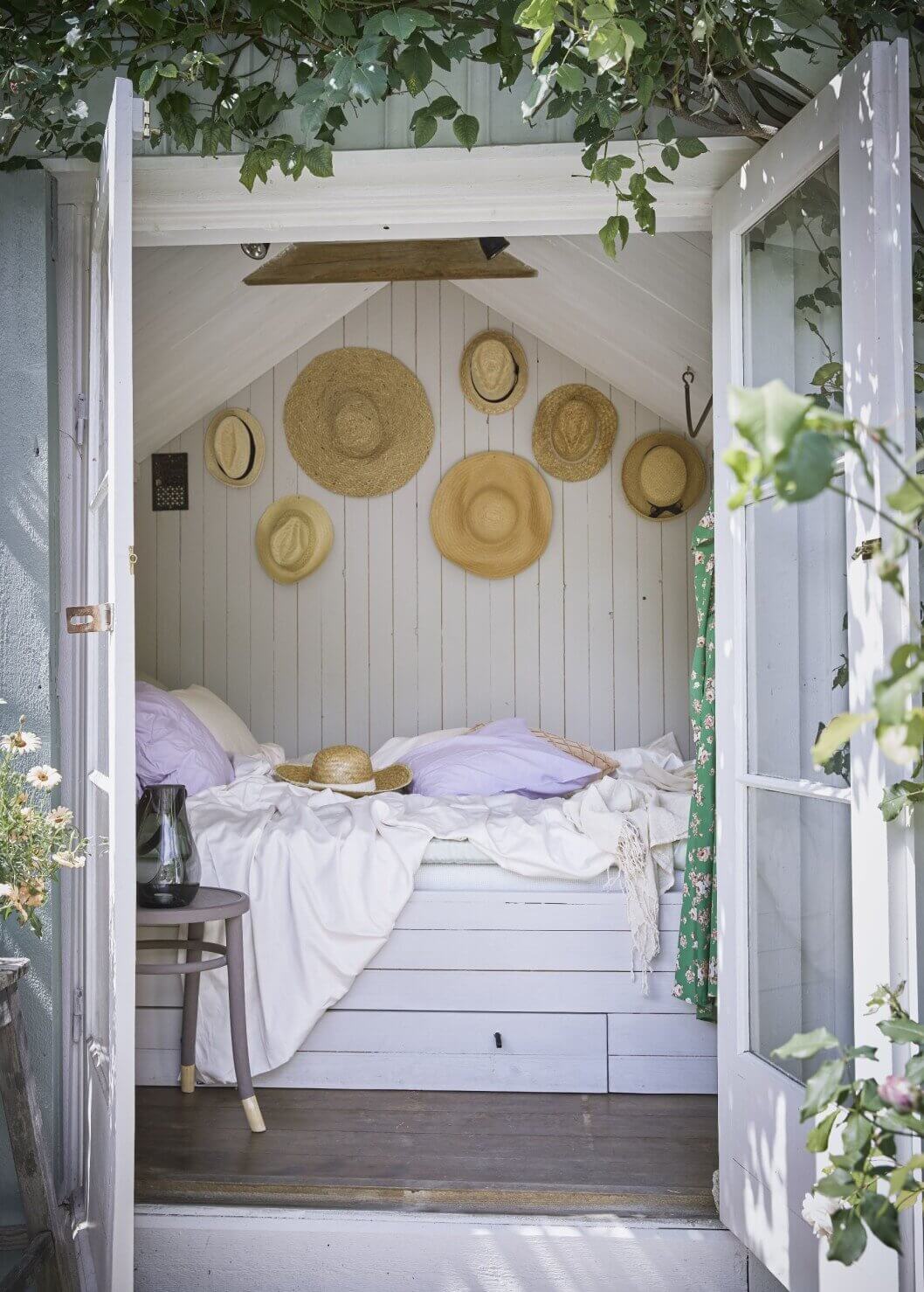 bedroom-cottage-farmhouse-sotrage-bed-hats-vintage-sweden-nordroom