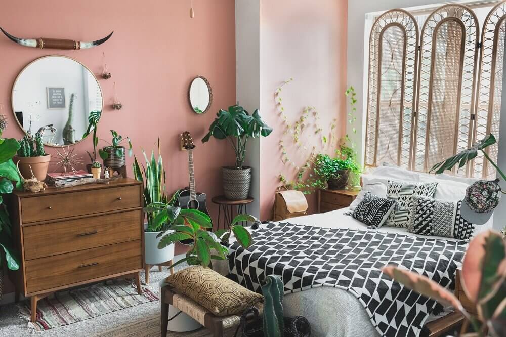 bedroom-pink-walls-plants-nordroom