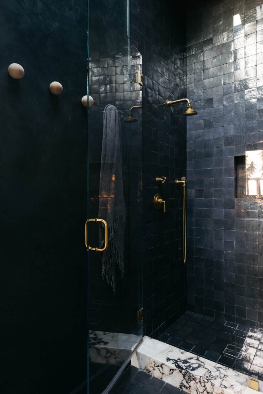 dark-bathroom-mid-century-home-los-angeles-nordroom