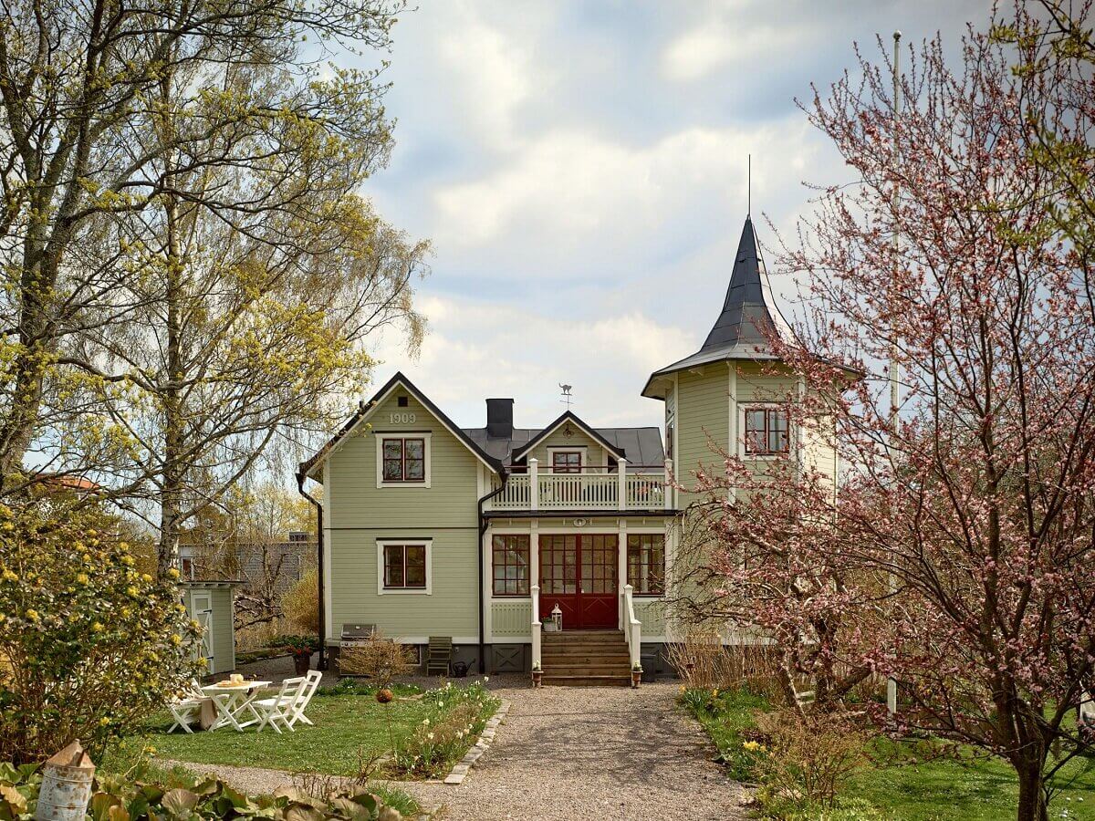 idyllic-swedish-house-tower-room-nordroom