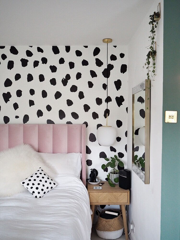 pink-headboard-black-white-wallpaper