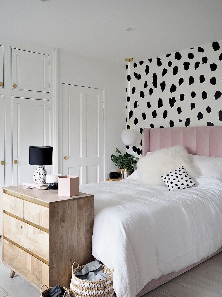 pink-headboard-black-white-wallpaper