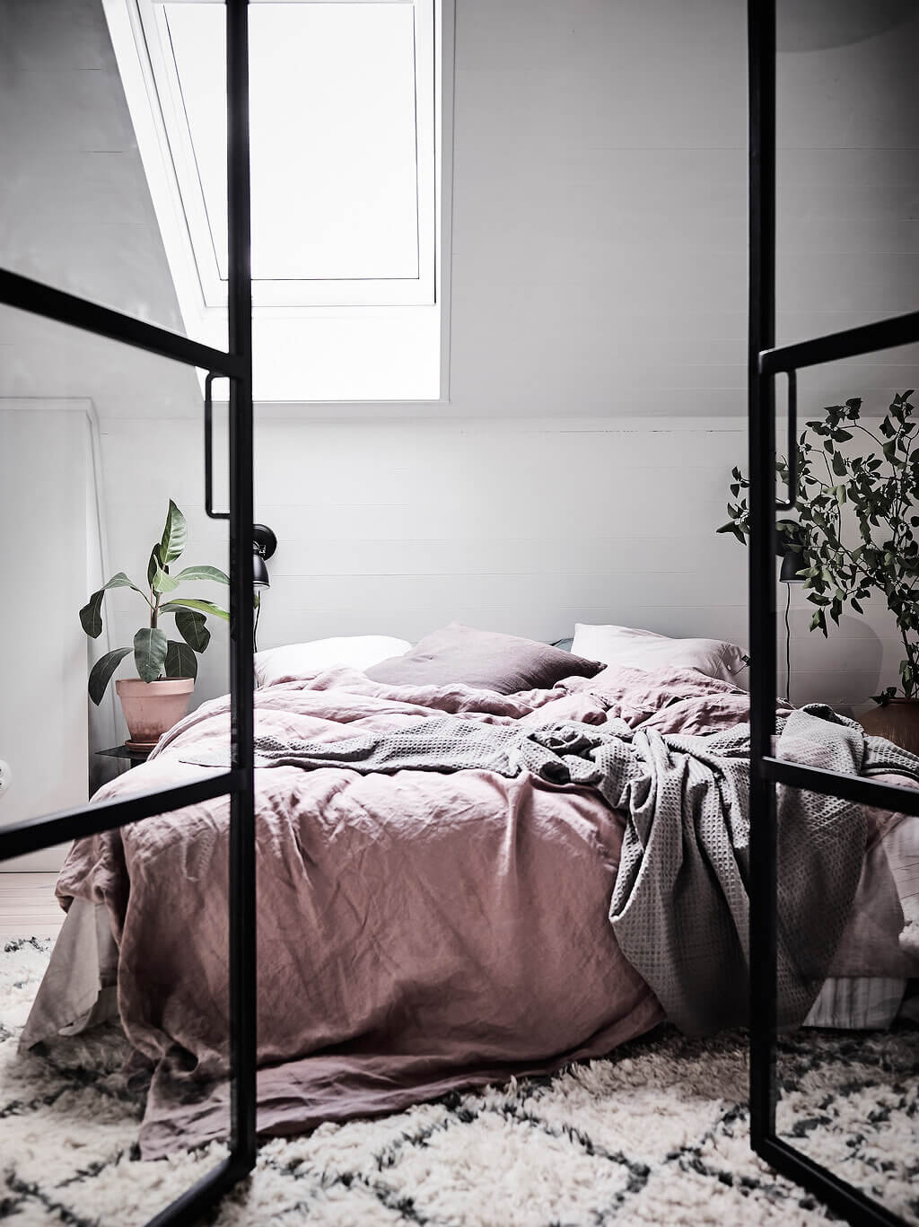 pink-scandinavian-bedroom-industrial-glass-doors