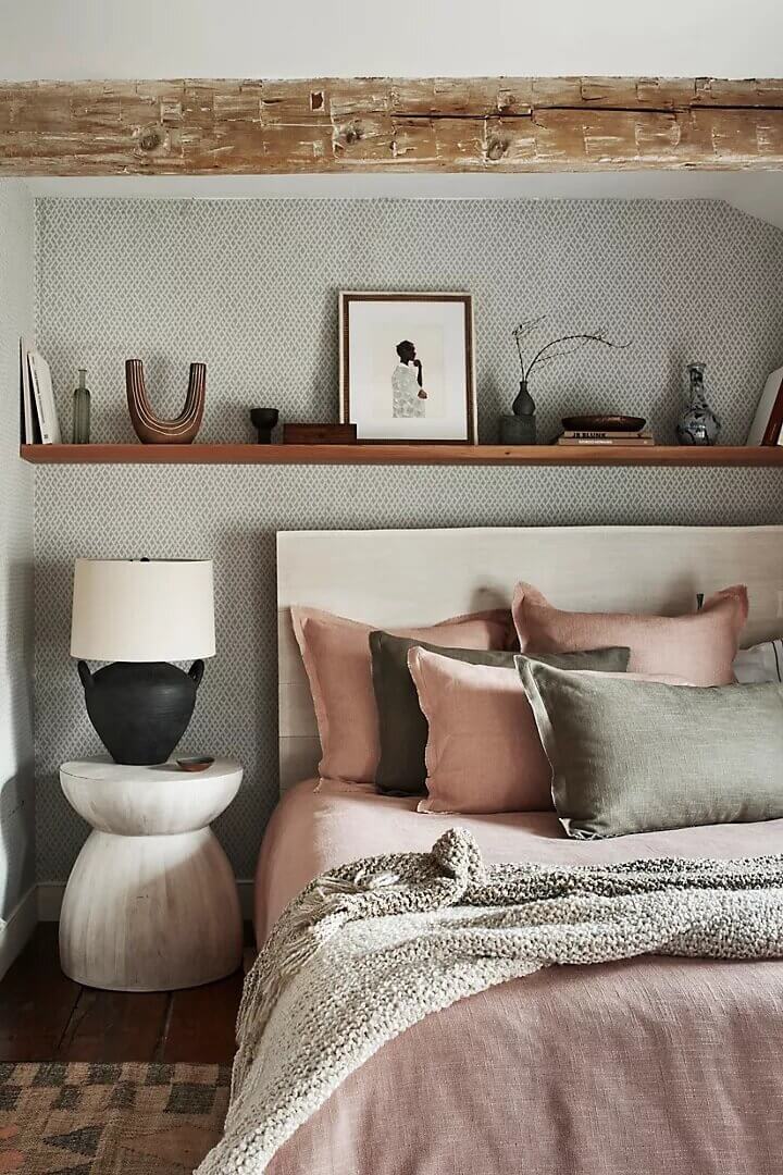 rustic-bedroom-pink-bedding-nordroom