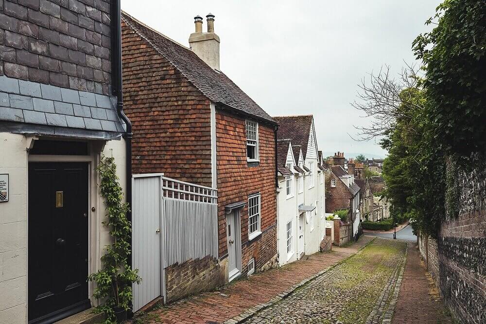 carefully-restored-17th-century-english-cottage-nordroom