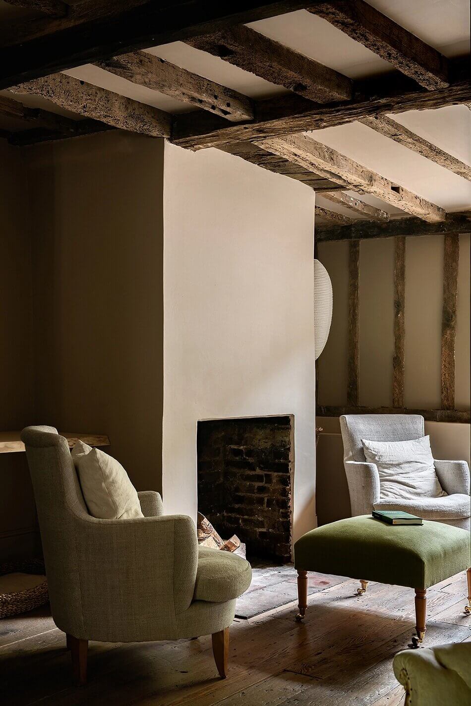 carefully-restored-17th-century-english-cottage-nordroom