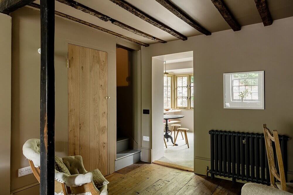 carefully-restored-17th-century-english-cottage-nordroom