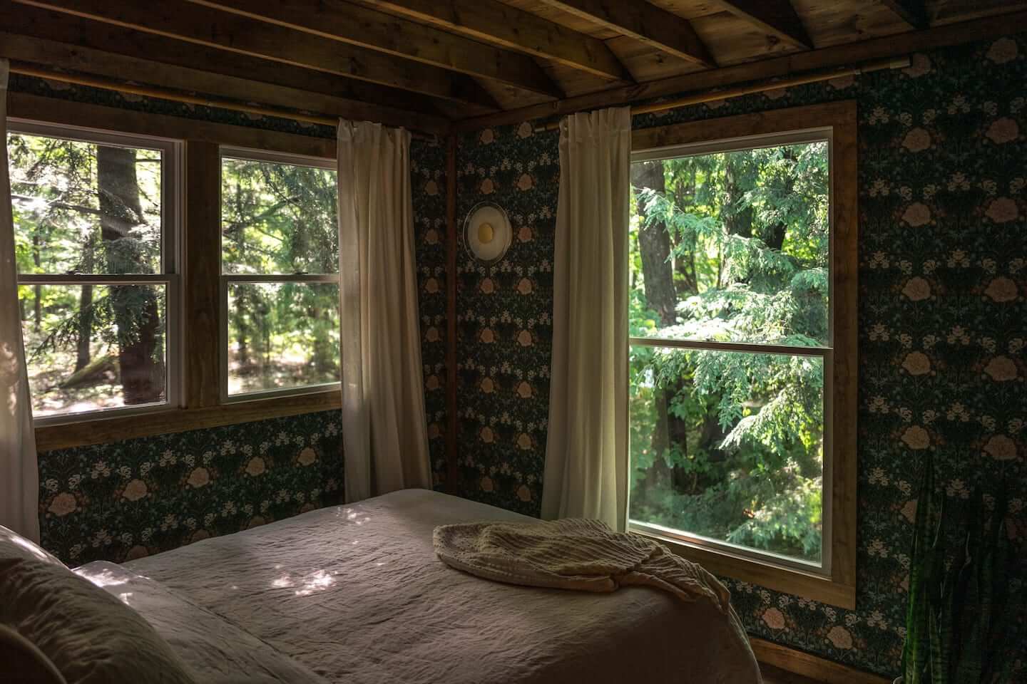 cabin-bedroom-wallpaper-wooden-ceiling-hunter-houses-airbnb-nordroom