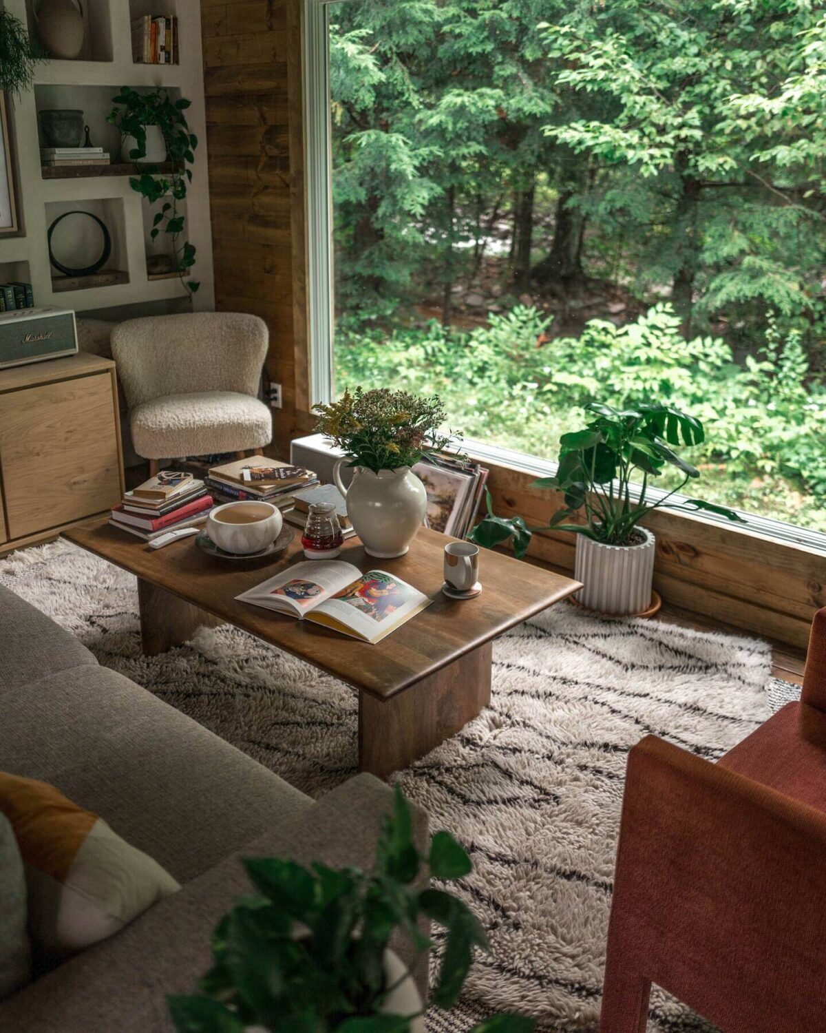 cabin-living-room-window-greenery-hunter-houses-nordroom