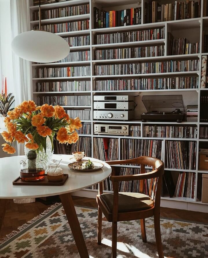 round-table-music-corner-warm-apartment-poland-nordroom