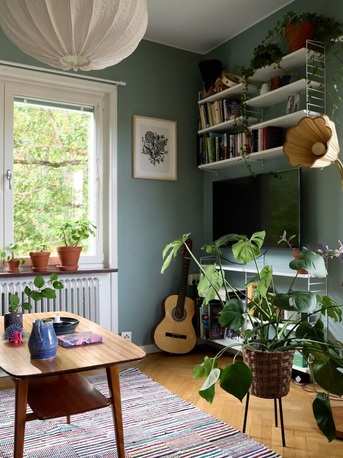 scandinavian-living-room-open-shelves-plants-nordroom