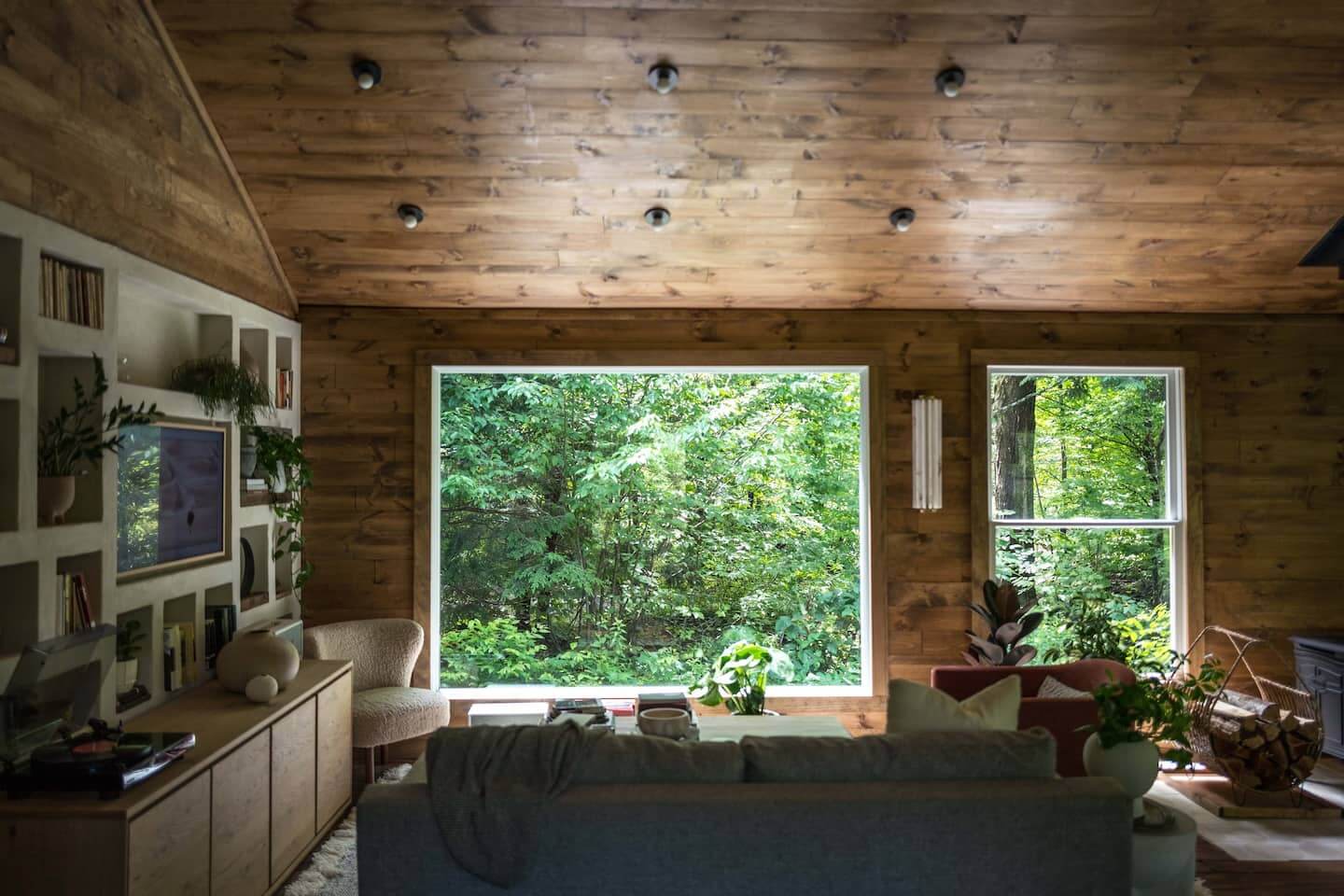 wooden-cabin-living-room-hunter-houses-nordroom