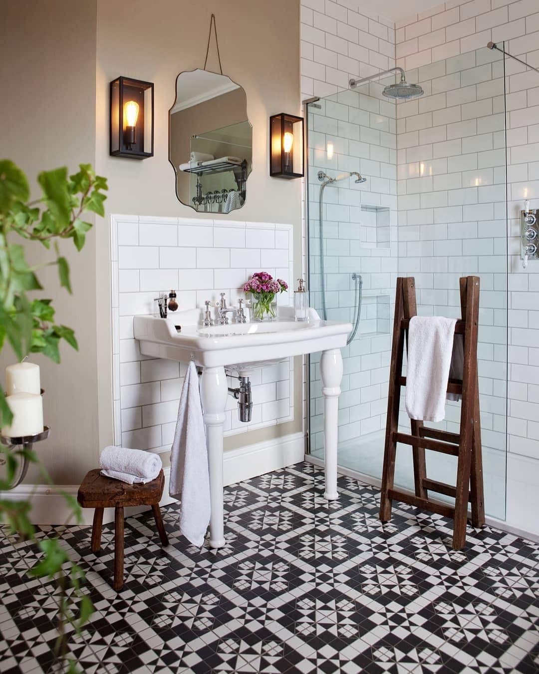 black-white-tiles-small-bathroom-nordroom