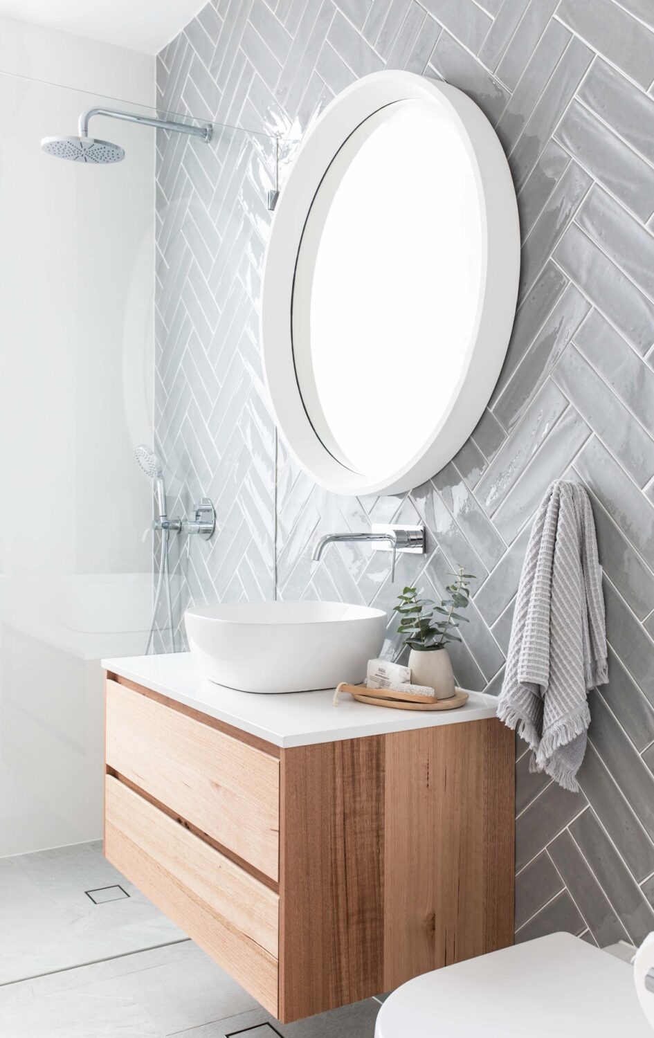 glossy-grey-tiles-small-bathroom-nordroom