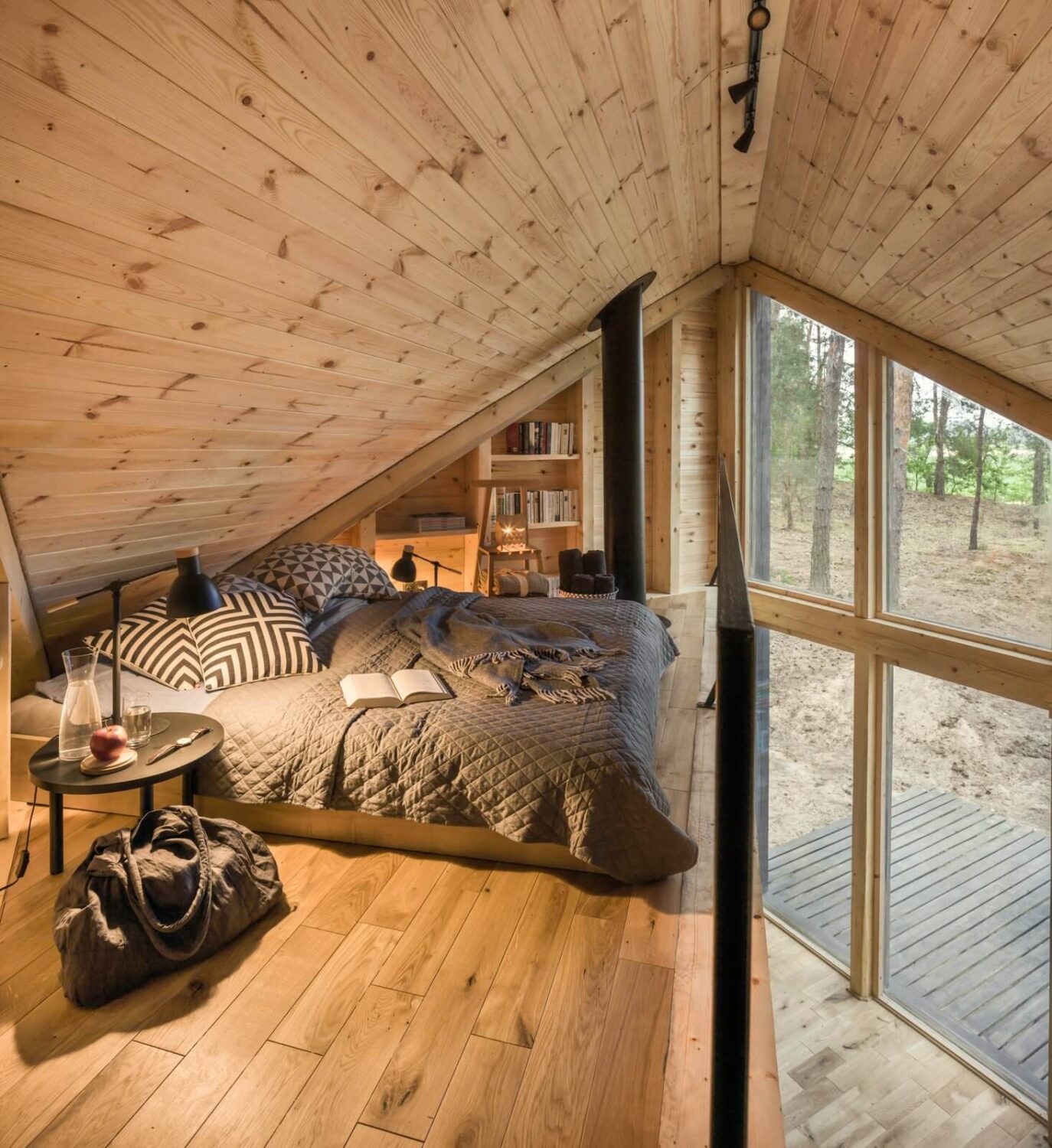 loft-bedroom-bookshelves-cabin-poland-nordroom