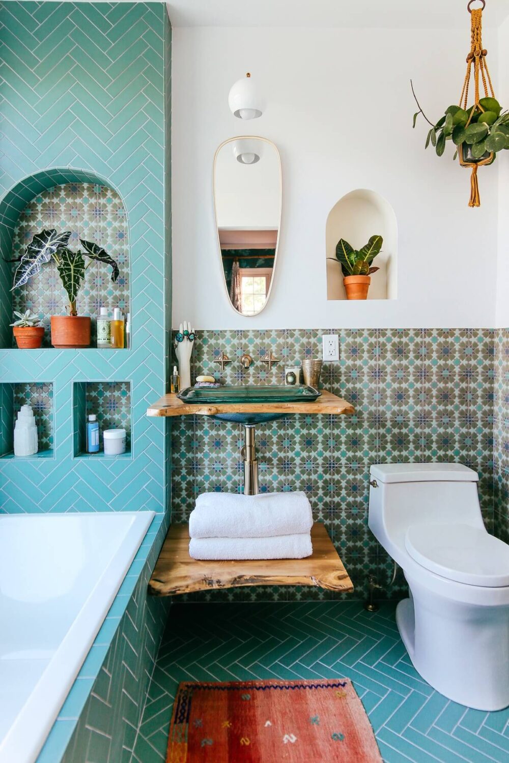 small-bathroom-blue-green-tiles-nordroom