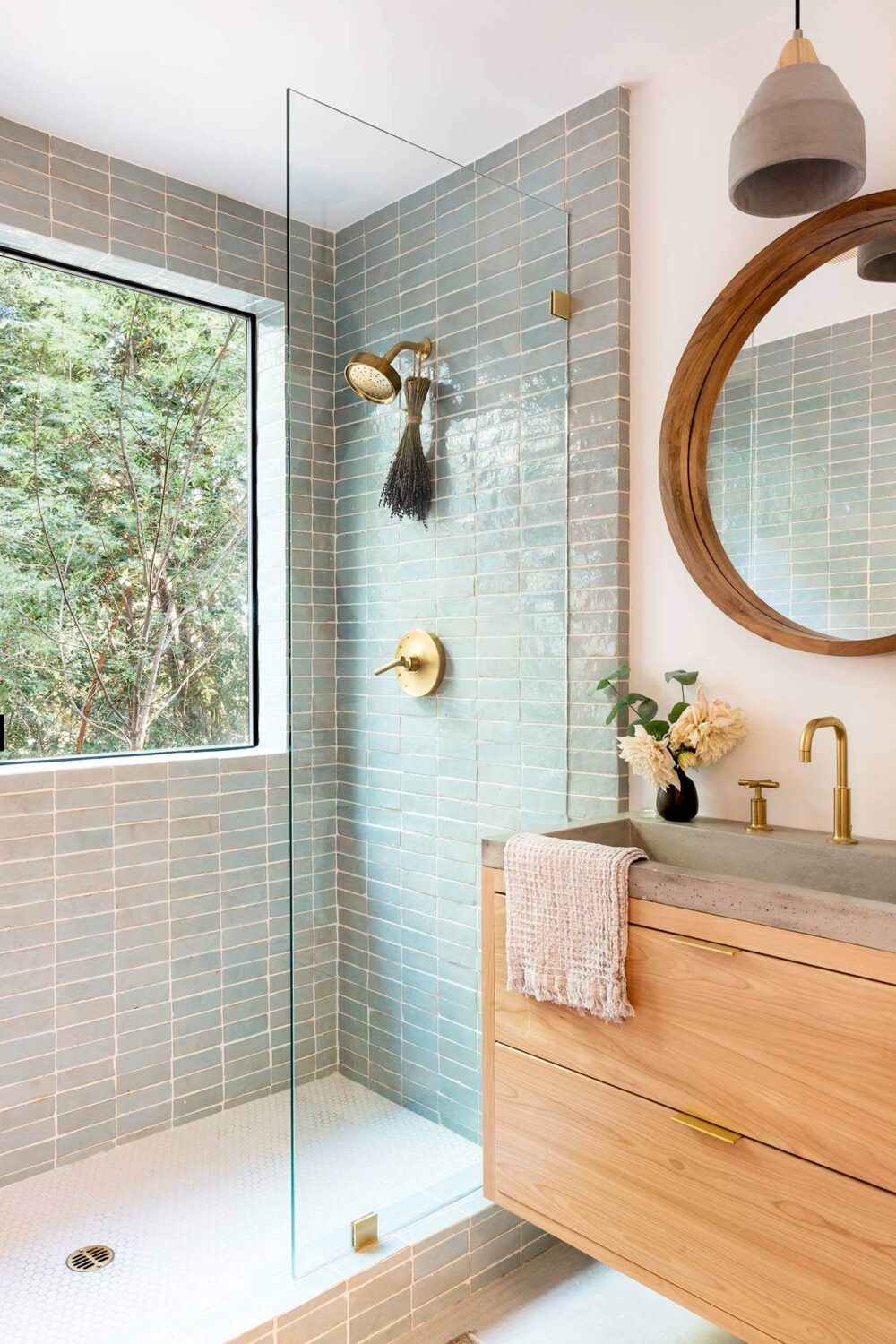 small-bathroom-blue-tiles-nordroom